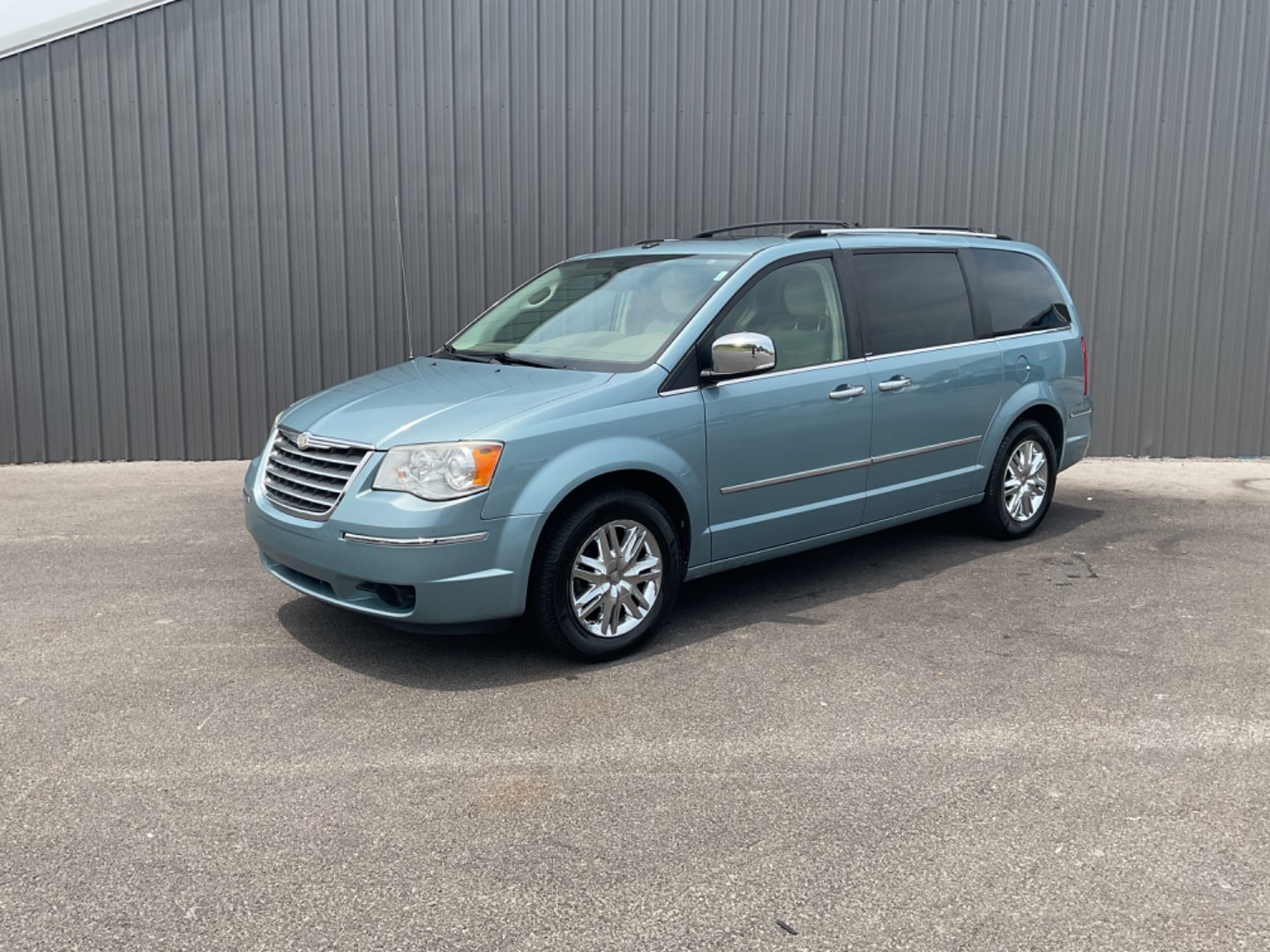 2010 Chrysler Town & Country Limited's photo