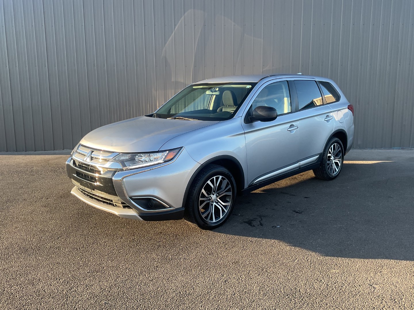 2017 Mitsubishi Outlander ES's photo