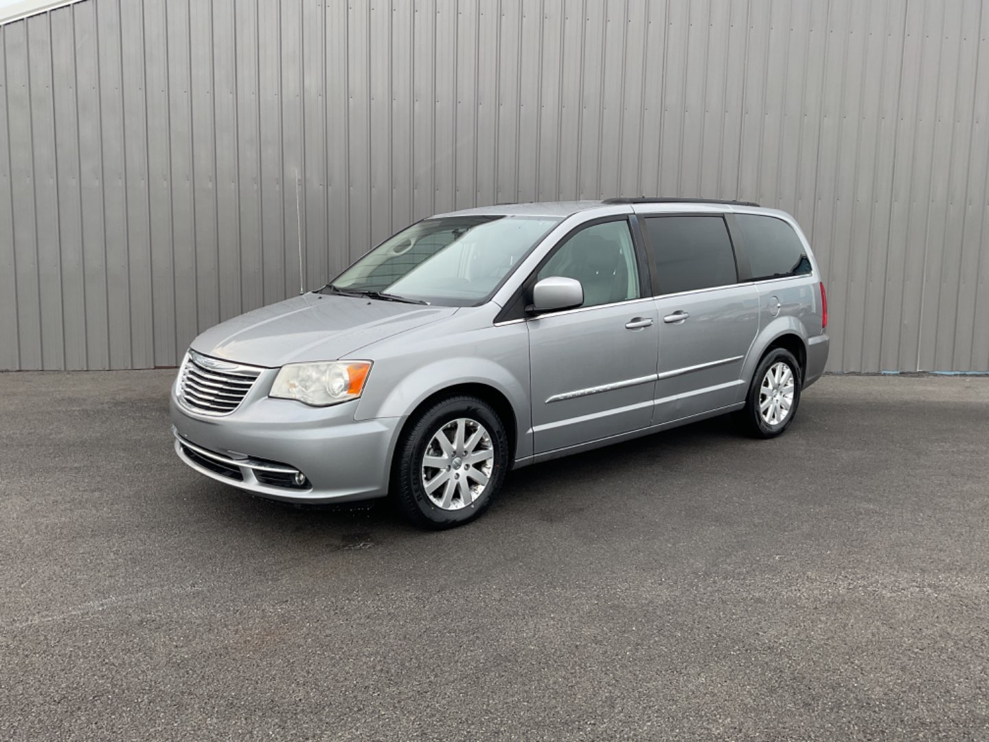 2013 Chrysler Town & Country Touring's photo