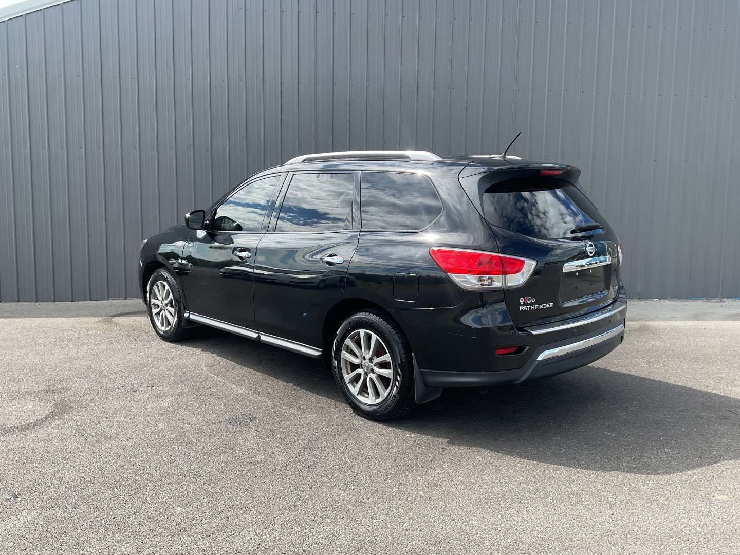 2015 Nissan Pathfinder SV 2WD's photo